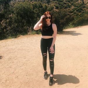 LIKE NEW. ALO yoga leggings with cutout detail. Matching bra also for sale.